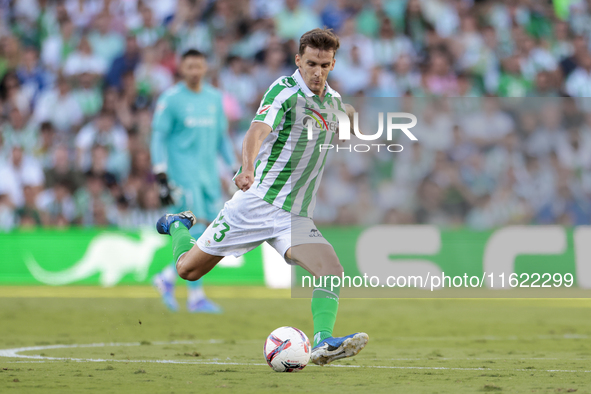 Diego Llorente of Real Betis makes a center to the area during the La Liga EA Sports match between Real Betis and RCD Espanyol at Benito Vil...