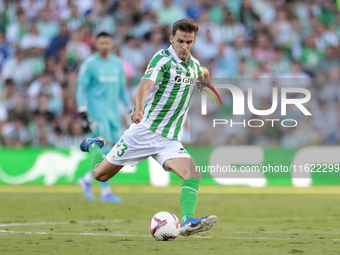 Diego Llorente of Real Betis makes a center to the area during the La Liga EA Sports match between Real Betis and RCD Espanyol at Benito Vil...