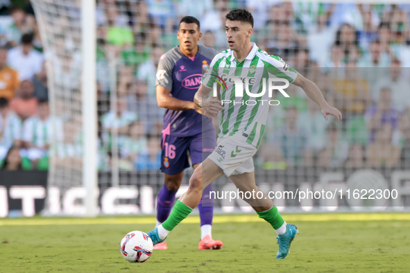 Marc Roca of Real Betis controls the ball during the La Liga EA Sports match between Real Betis and RCD Espanyol at Benito Villamarin in Sev...