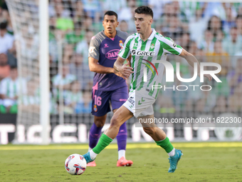 Marc Roca of Real Betis controls the ball during the La Liga EA Sports match between Real Betis and RCD Espanyol at Benito Villamarin in Sev...