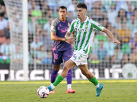 Marc Roca of Real Betis controls the ball during the La Liga EA Sports match between Real Betis and RCD Espanyol at Benito Villamarin in Sev...