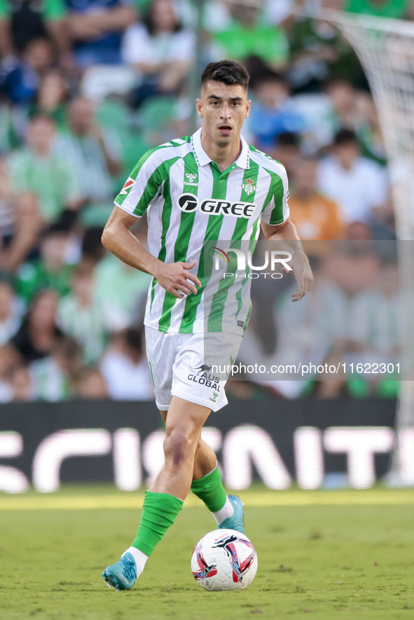 Marc Roca of Real Betis controls the ball during the La Liga EA Sports match between Real Betis and RCD Espanyol at Benito Villamarin in Sev...