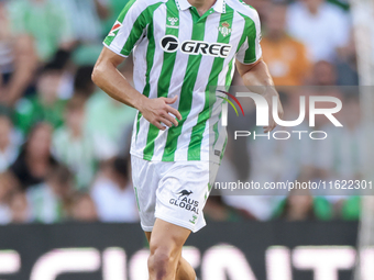 Marc Roca of Real Betis controls the ball during the La Liga EA Sports match between Real Betis and RCD Espanyol at Benito Villamarin in Sev...