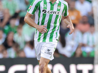 Marc Roca of Real Betis controls the ball during the La Liga EA Sports match between Real Betis and RCD Espanyol at Benito Villamarin in Sev...