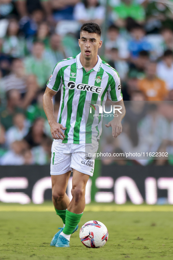 Marc Roca of Real Betis controls the ball during the La Liga EA Sports match between Real Betis and RCD Espanyol at Benito Villamarin in Sev...