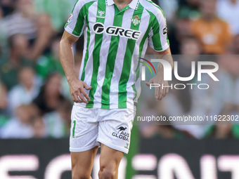 Marc Roca of Real Betis controls the ball during the La Liga EA Sports match between Real Betis and RCD Espanyol at Benito Villamarin in Sev...