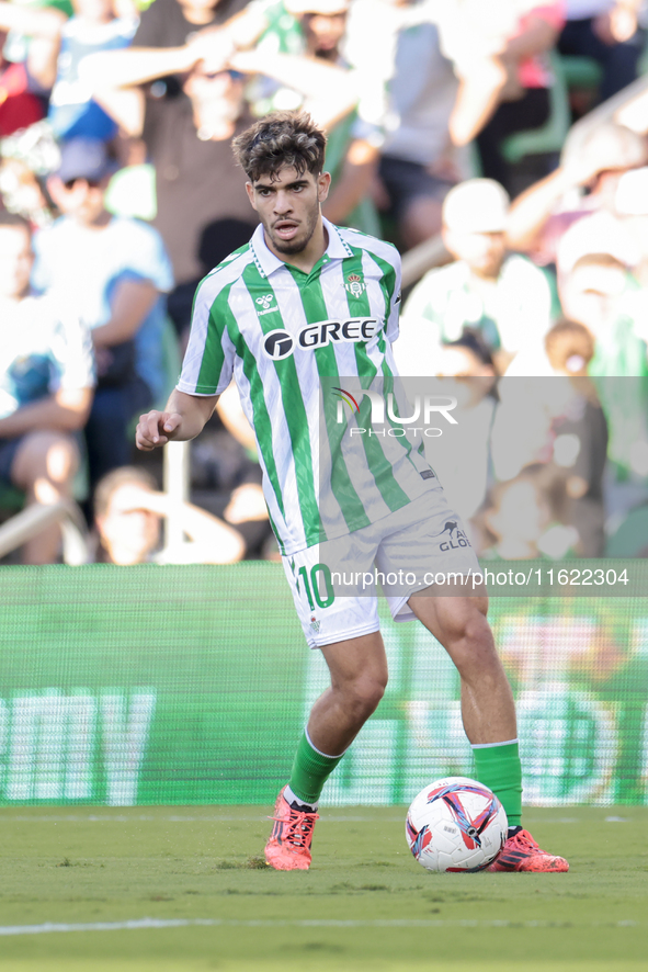 Ez Abde of Real Betis runs with the ball during the La Liga EA Sports match between Real Betis and RCD Espanyol at Benito Villamarin in Sevi...