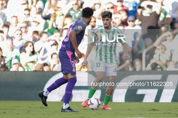 Ez Abde of Real Betis runs with the ball during the La Liga EA Sports match between Real Betis and RCD Espanyol at Benito Villamarin in Sevi...