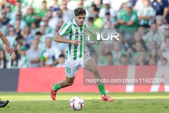 Ez Abde of Real Betis runs with the ball during the La Liga EA Sports match between Real Betis and RCD Espanyol at Benito Villamarin in Sevi...