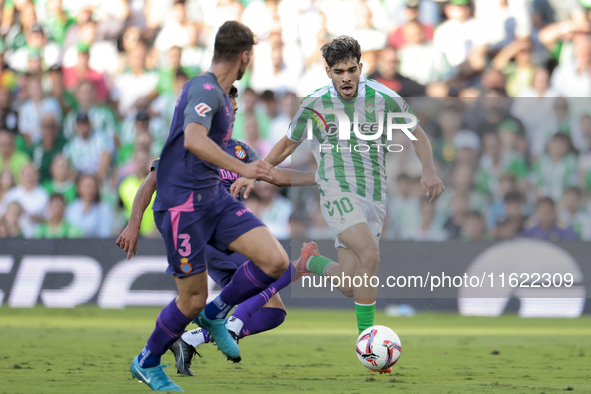 Ez Abde of Real Betis runs with the ball during the La Liga EA Sports match between Real Betis and RCD Espanyol at Benito Villamarin in Sevi...