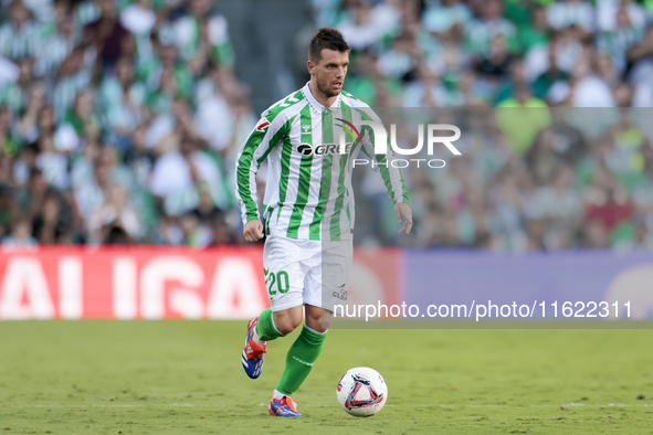 Giovani Lo Celso of Real Betis runs with the ball during the La Liga EA Sports match between Real Betis and RCD Espanyol at Benito Villamari...