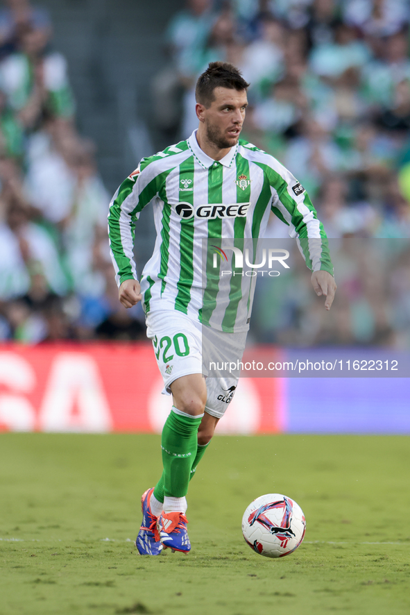 Giovani Lo Celso of Real Betis runs with the ball during the La Liga EA Sports match between Real Betis and RCD Espanyol at Benito Villamari...