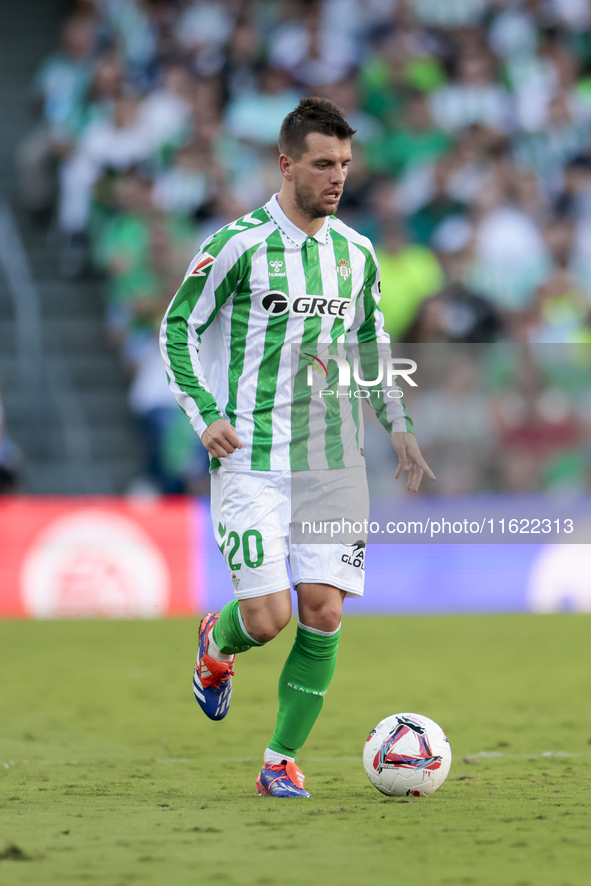 Giovani Lo Celso of Real Betis runs with the ball during the La Liga EA Sports match between Real Betis and RCD Espanyol at Benito Villamari...