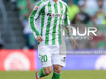 Giovani Lo Celso of Real Betis runs with the ball during the La Liga EA Sports match between Real Betis and RCD Espanyol at Benito Villamari...