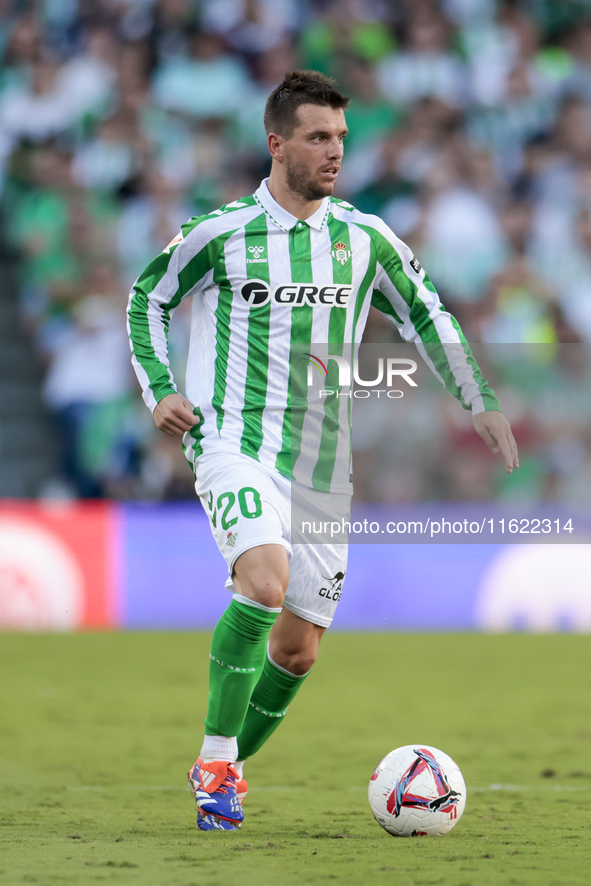 Giovani Lo Celso of Real Betis runs with the ball during the La Liga EA Sports match between Real Betis and RCD Espanyol at Benito Villamari...