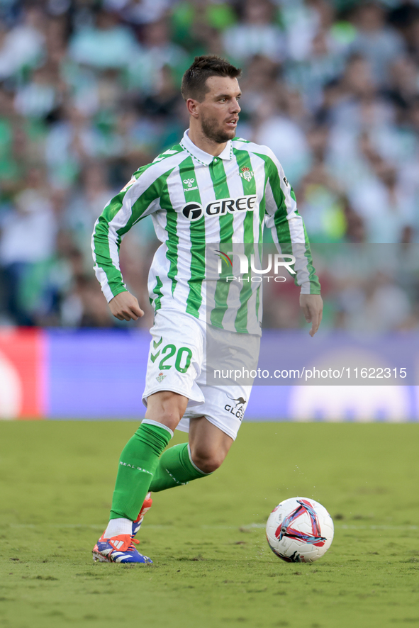 Giovani Lo Celso of Real Betis runs with the ball during the La Liga EA Sports match between Real Betis and RCD Espanyol at Benito Villamari...