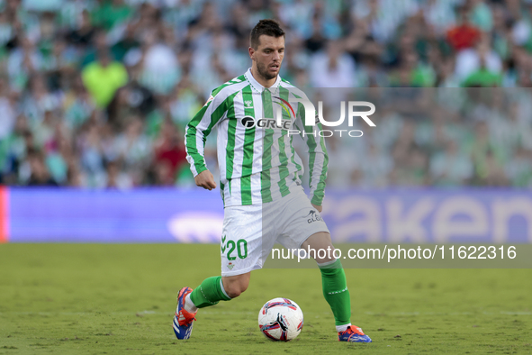 Giovani Lo Celso of Real Betis runs with the ball during the La Liga EA Sports match between Real Betis and RCD Espanyol at Benito Villamari...