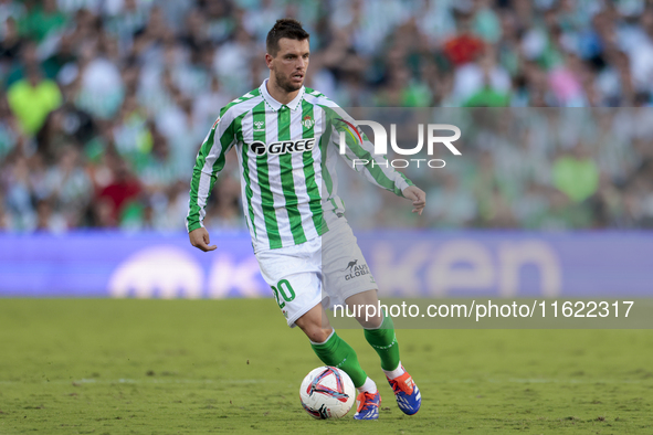 Giovani Lo Celso of Real Betis runs with the ball during the La Liga EA Sports match between Real Betis and RCD Espanyol at Benito Villamari...