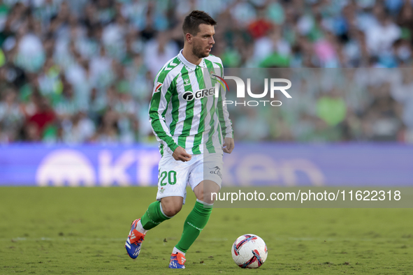 Giovani Lo Celso of Real Betis runs with the ball during the La Liga EA Sports match between Real Betis and RCD Espanyol at Benito Villamari...