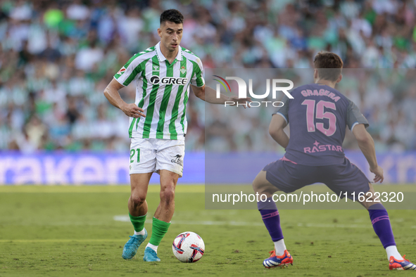 Marc Roca of Real Betis controls the ball during the La Liga EA Sports match between Real Betis and RCD Espanyol at Benito Villamarin in Sev...