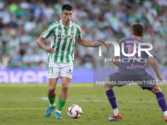 Marc Roca of Real Betis controls the ball during the La Liga EA Sports match between Real Betis and RCD Espanyol at Benito Villamarin in Sev...