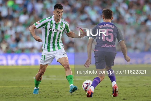 Marc Roca of Real Betis passes the ball during the La Liga EA Sports match between Real Betis and RCD Espanyol at Benito Villamarin in Sevil...