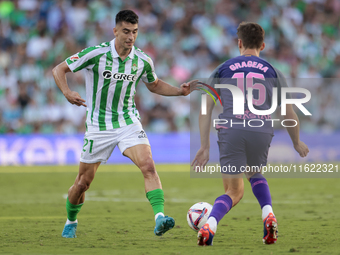 Marc Roca of Real Betis passes the ball during the La Liga EA Sports match between Real Betis and RCD Espanyol at Benito Villamarin in Sevil...