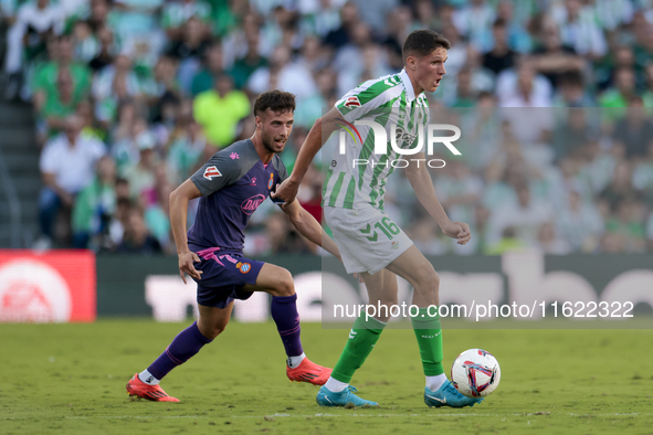 Sergi Altimira of Real Betis controls the ball during the La Liga EA Sports match between Real Betis and RCD Espanyol at Benito Villamarin i...