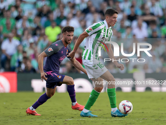 Sergi Altimira of Real Betis controls the ball during the La Liga EA Sports match between Real Betis and RCD Espanyol at Benito Villamarin i...