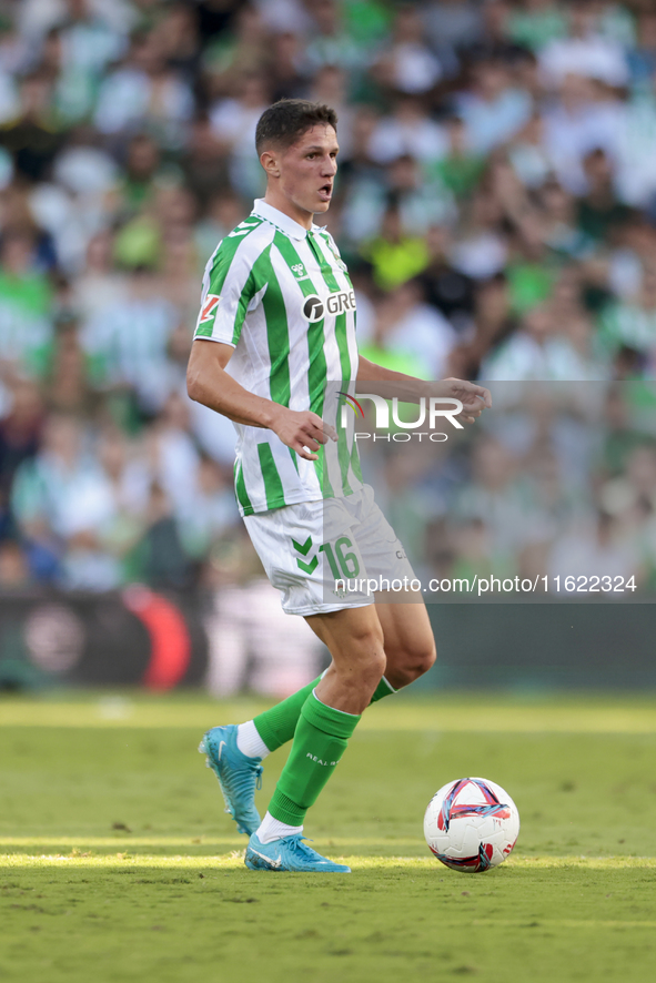 Sergi Altimira of Real Betis controls the ball during the La Liga EA Sports match between Real Betis and RCD Espanyol at Benito Villamarin i...