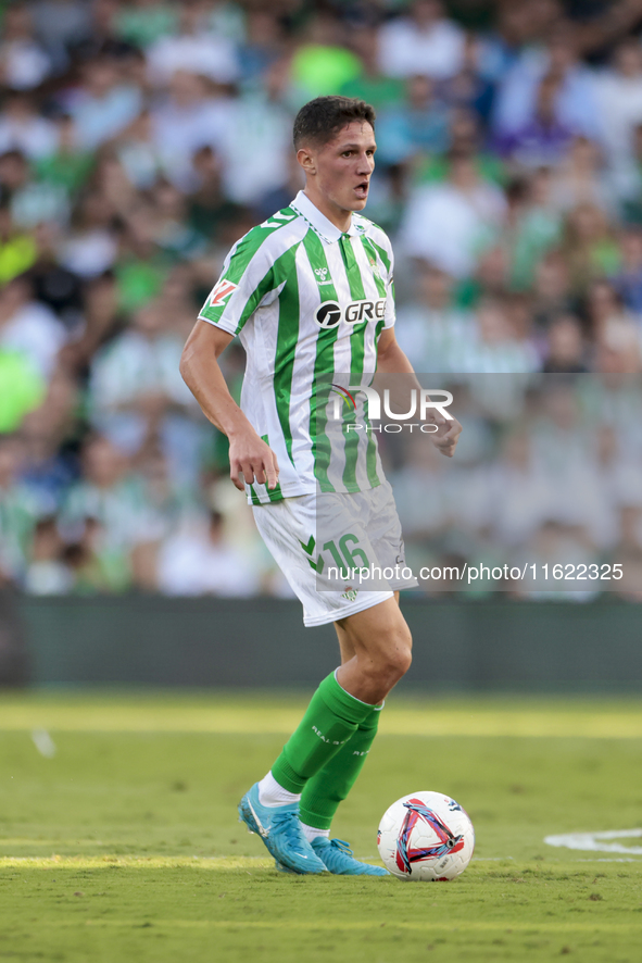 Sergi Altimira of Real Betis controls the ball during the La Liga EA Sports match between Real Betis and RCD Espanyol at Benito Villamarin i...