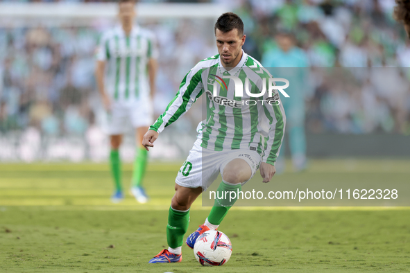 Giovani Lo Celso of Real Betis controls the ball during the La Liga EA Sports match between Real Betis and RCD Espanyol at Benito Villamarin...