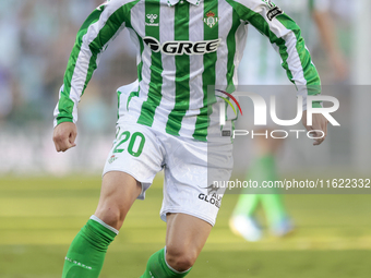 Giovani Lo Celso of Real Betis runs with the ball during the La Liga EA Sports match between Real Betis and RCD Espanyol at Benito Villamari...