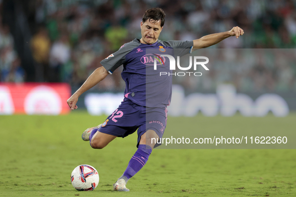 Tejero of RCD Espanyol makes a center to the area during the La Liga EA Sports match between Real Betis and RCD Espanyol at Benito Villamari...