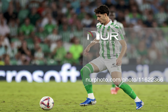 Johnny Cardoso of Real Betis controls the ball during the La Liga EA Sports match between Real Betis and RCD Espanyol at Benito Villamarin i...