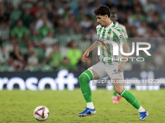 Johnny Cardoso of Real Betis controls the ball during the La Liga EA Sports match between Real Betis and RCD Espanyol at Benito Villamarin i...