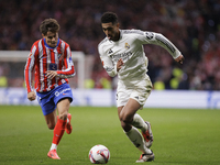 Jude Bellingham of Real Madrid and Rodrigo Riquelme of Atletico de Madrid fight for the ball during the La Liga 2024/25 match between Atleti...