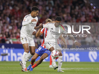 Rodrygo Goes of Real Madrid controls the ball during the La Liga 2024/25 match between Atletico de Madrid and Real Madrid at Civitas Metropo...