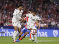 Rodrygo Goes of Real Madrid controls the ball during the La Liga 2024/25 match between Atletico de Madrid and Real Madrid at Civitas Metropo...