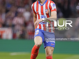 Conor Gallagher of Atletico de Madrid controls the ball during the La Liga 2024/25 match between Atletico de Madrid and Real Madrid at Civit...