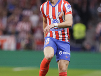 Conor Gallagher of Atletico de Madrid controls the ball during the La Liga 2024/25 match between Atletico de Madrid and Real Madrid at Civit...