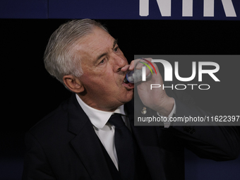 Real Madrid coach Carlo Ancelotti chews gum during the La Liga 2024/25 match between Atletico de Madrid and Real Madrid at Civitas Metropoli...