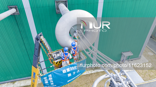 Maintenance personnel carry out a comprehensive overhaul of equipment at the annual maintenance site of the 800 kV Huai'an Converter station...