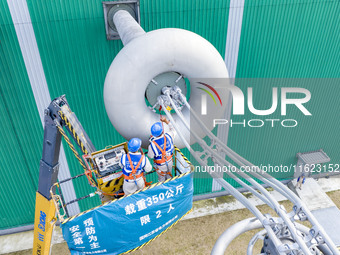 Maintenance personnel carry out a comprehensive overhaul of equipment at the annual maintenance site of the 800 kV Huai'an Converter station...