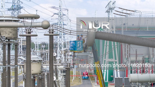 Maintenance personnel carry out a comprehensive overhaul of equipment at the annual maintenance site of the 800 kV Huai'an Converter station...