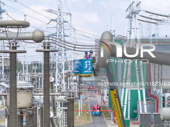 Maintenance personnel carry out a comprehensive overhaul of equipment at the annual maintenance site of the 800 kV Huai'an Converter station...