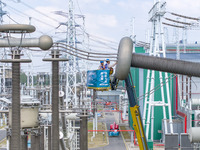 Maintenance personnel carry out a comprehensive overhaul of equipment at the annual maintenance site of the 800 kV Huai'an Converter station...