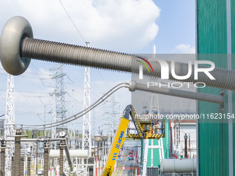 Maintenance personnel carry out a comprehensive overhaul of equipment at the annual maintenance site of the 800 kV Huai'an Converter station...