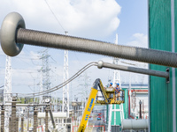 Maintenance personnel carry out a comprehensive overhaul of equipment at the annual maintenance site of the 800 kV Huai'an Converter station...