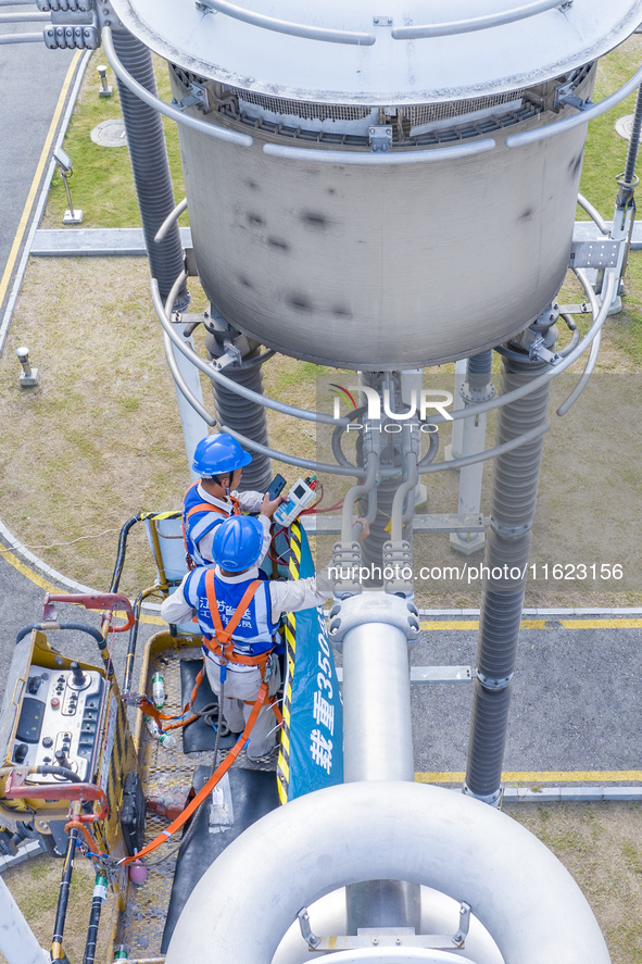 Maintenance personnel carry out a comprehensive overhaul of equipment at the annual maintenance site of the 800 kV Huai'an Converter station...